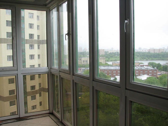 Панорамное остекление балконов и лоджий: преимущества и недостатки
